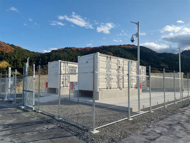 ▲LS일렉트릭은 27일 일본 치바현 이치하라시에서 PCS(전력변환장치) 2MW(메가와트)급 배터리 8MWh(메가와트시) 규모 계통연계 에너지저장장치(ESS) 발전소 기공식을 개최했다고 밝혔다. 사진은 일본 사이타마현 히키군 ESS 발전소에 설치된 LS일렉트릭의 ESS (사진제공-LS일렉트릭)