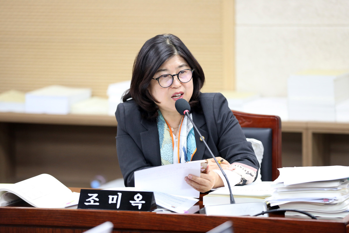▲조미옥 수원특례시의회 의원이 도시정책실 행정사무감사에서 스타필드 교통대책예치금 전환 과정의 문제점을 질의하고 있다. (수원특례시의회)