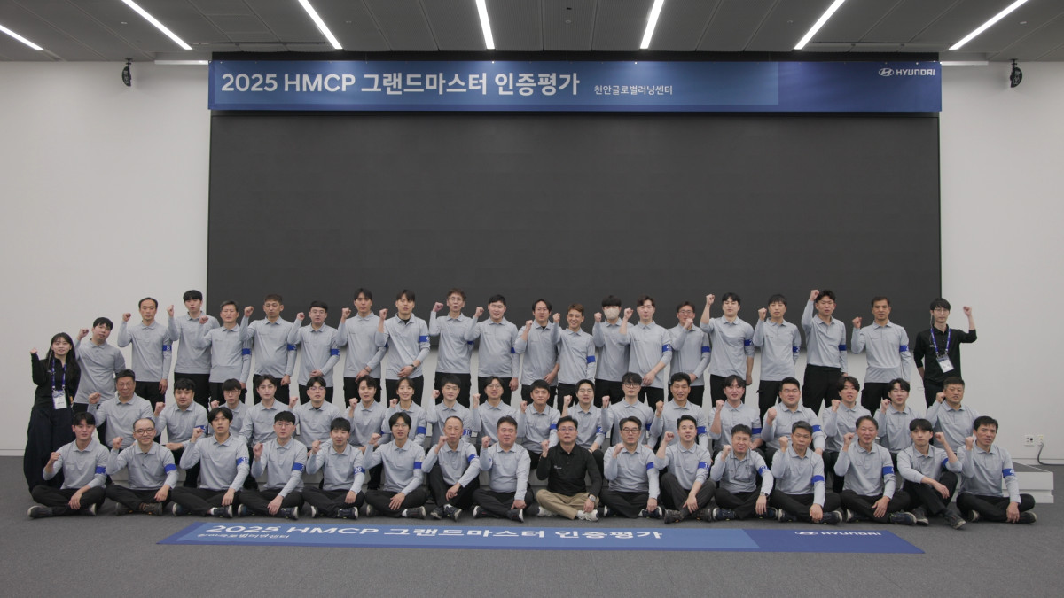 ▲‘2025 그랜드마스터 인증 평가’에 응시한 엔지니어들이 기념 촬영을 하고 있는 모습. (사진=현대차)