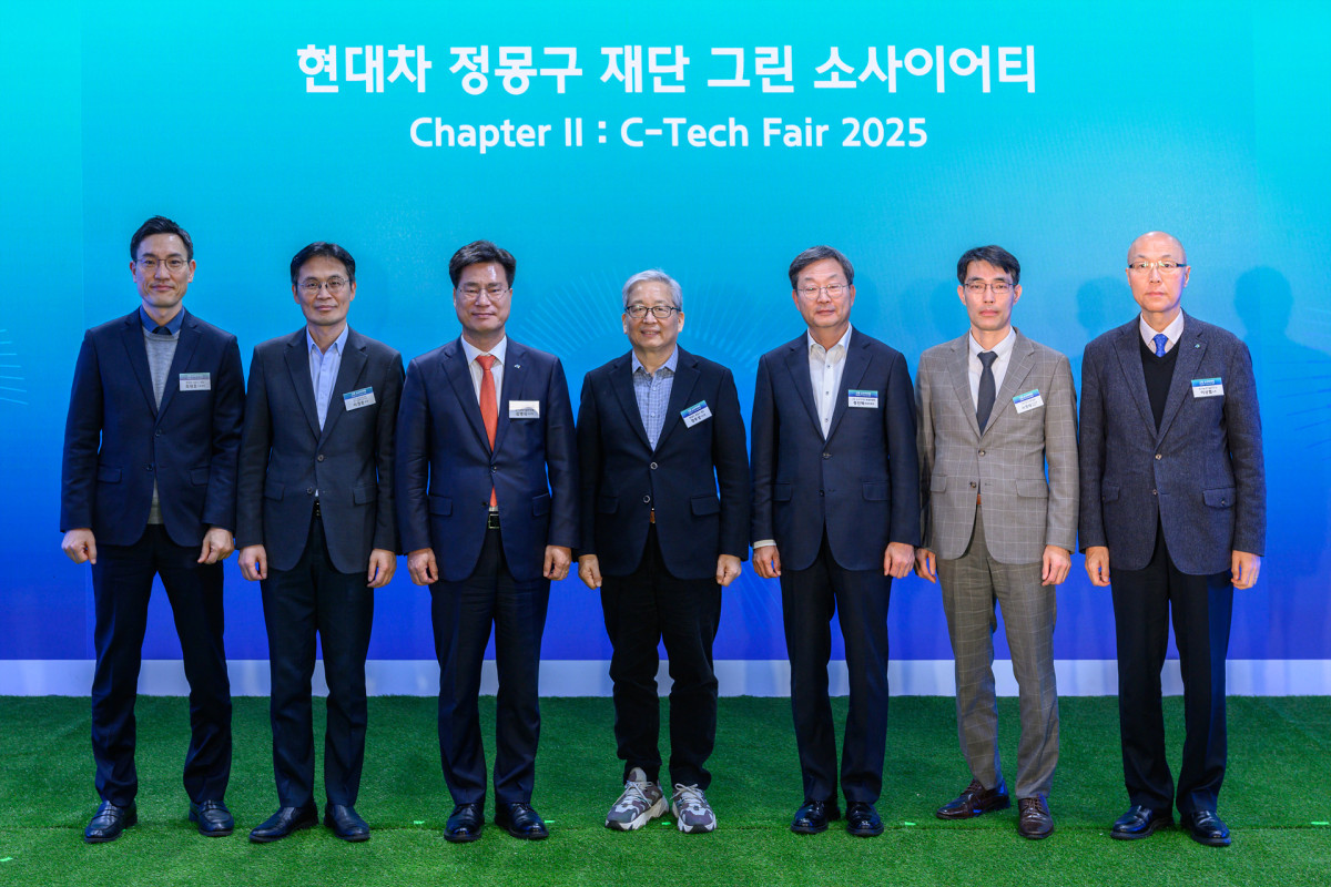 ▲현대차 정몽구 재단은 지난 27일 서울 중구 온드림 소사이어티에서 기후테크 기업가형 연구자 육성 프로그램인 '그린 소사이어티' 성과를 공유하는 행사를 개최했다. 관계자들이 기념 촬영을 하는 모습.  (사진=현대차정몽구재단)