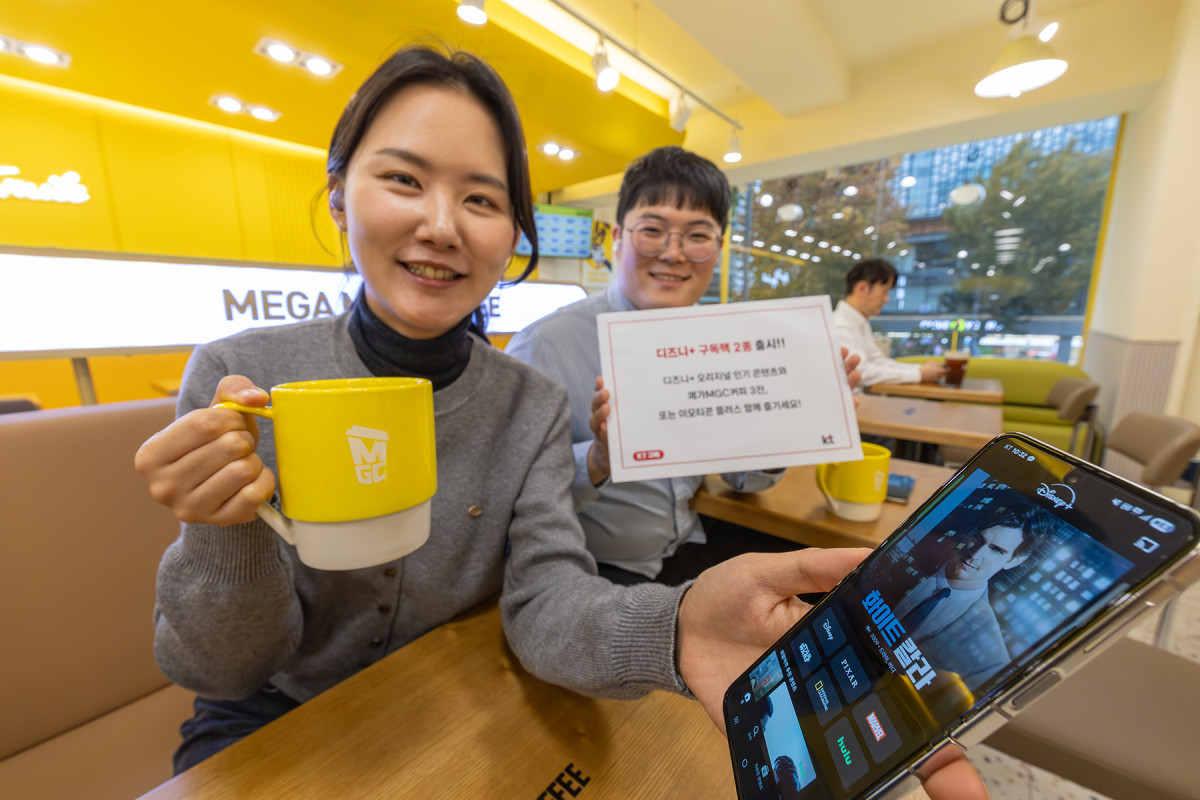 ▲모델들이 ‘디즈니플러스+메가MGC커피’, ‘디즈니+ 생활구독팩’을 소개하고 있는 모습. (사진제공=KT)