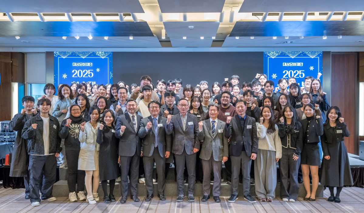 ▲27일 서울 웨스틴조선호텔에서 열린 대상문화재단 장학생 학술제 송년의 밤 행사에서 관계자들이 기념사진을 촬영하고 있다. (사진제공-대상그룹)