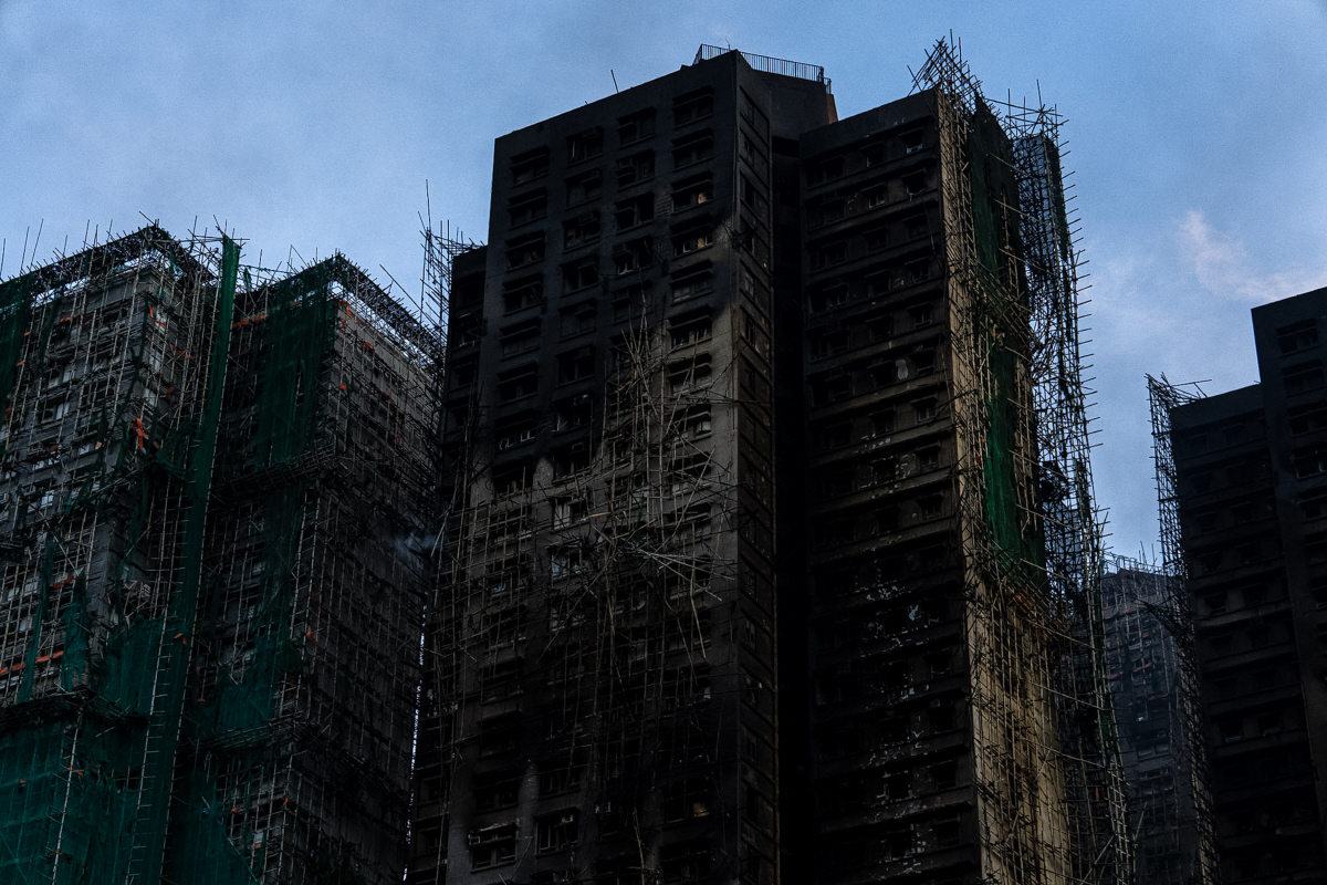 ▲홍콩 타이포 구역에서 28일(현지시간) 전소된 아파트가 보인다. 홍콩/AP연합뉴스