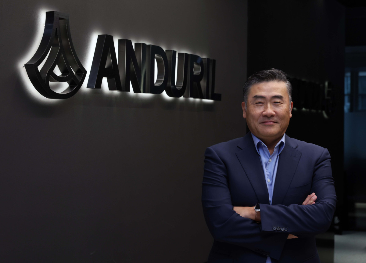 ▲존킴 안두릴인더스트리즈코리아 대표가 25일 서울 중구 안두릴코리아에서 이투데이와 인터뷰에 앞서 포즈를 취하고 있다.  (신태현 기자 holjjak@)