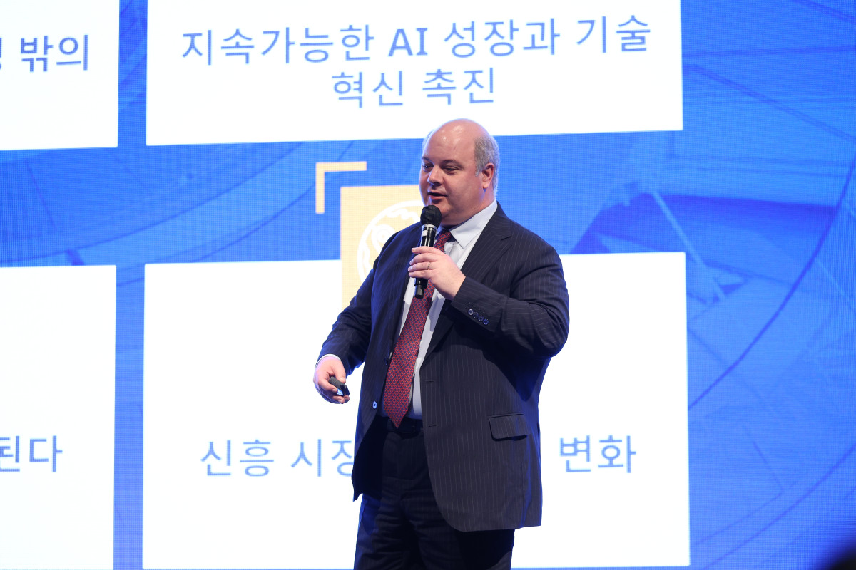 ▲27일 서울 그랜드 하얏트 호텔에서 열린 '2025 NH-아문디 글로벌 투자 컨퍼런스에서 뱅상 모르티에 아문디 그룹 CIO가 발표하고 있다. 사진=NH-아문디자산운용