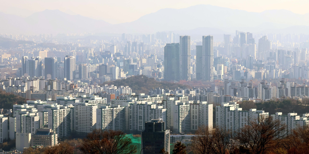 ▲10·15 주택시장 안정화 대책이 나온 10월 규제 전 '막차 수요'가 몰리며 지난달 서울 아파트 거래량이 작년 같은 달의 2배를 크게 웃도는 수준으로 급증한 것으로 나타났다. 국토교통부가 28일 발표한 ‘10월 주택통계’에 따르면 전국 아파트 거래량은 5만6363건으로 전월 대비 13.5%, 작년 동월 대비 31.3% 증가했다. 서울(1만1041건)이 전월보다 62.5%, 작년 동월 대비로는 176.0% 늘어 높은 증가율을 기록했다. 수도권 전체 아파트 거래량은 3만1220건으로 전월 대비 35.5%, 작년 대비 79.4% 늘었다. 서울 전역과 경기도 12개 지역을 규제지역(조정대상지역·투기과열지구)과 토지거래허가구역으로 묶은 10·15 부동산 대책 발표 전후 막판 갭투자(전세 낀 주택 구입) 수요 등이 몰린 결과로 풀이된다. 사진은 이날 서울 남산에서 바라본 아파트 단지. 신태현 기자 holjjak@