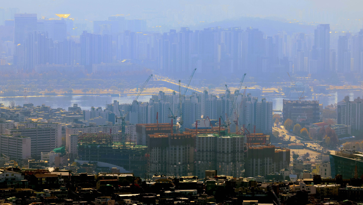 ▲10·15 주택시장 안정화 대책이 나온 10월 규제 전 '막차 수요'가 몰리며 지난달 서울 아파트 거래량이 작년 같은 달의 2배를 크게 웃도는 수준으로 급증한 것으로 나타났다. 국토교통부가 28일 발표한 ‘10월 주택통계’에 따르면 전국 아파트 거래량은 5만6363건으로 전월 대비 13.5%, 작년 동월 대비 31.3% 증가했다. 서울(1만1041건)이 전월보다 62.5%, 작년 동월 대비로는 176.0% 늘어 높은 증가율을 기록했다. 수도권 전체 아파트 거래량은 3만1220건으로 전월 대비 35.5%, 작년 대비 79.4% 늘었다. 서울 전역과 경기도 12개 지역을 규제지역(조정대상지역·투기과열지구)과 토지거래허가구역으로 묶은 10·15 부동산 대책 발표 전후 막판 갭투자(전세 낀 주택 구입) 수요 등이 몰린 결과로 풀이된다. 사진은 이날 서울 남산에서 바라본 아파트 단지. 신태현 기자 holjjak@