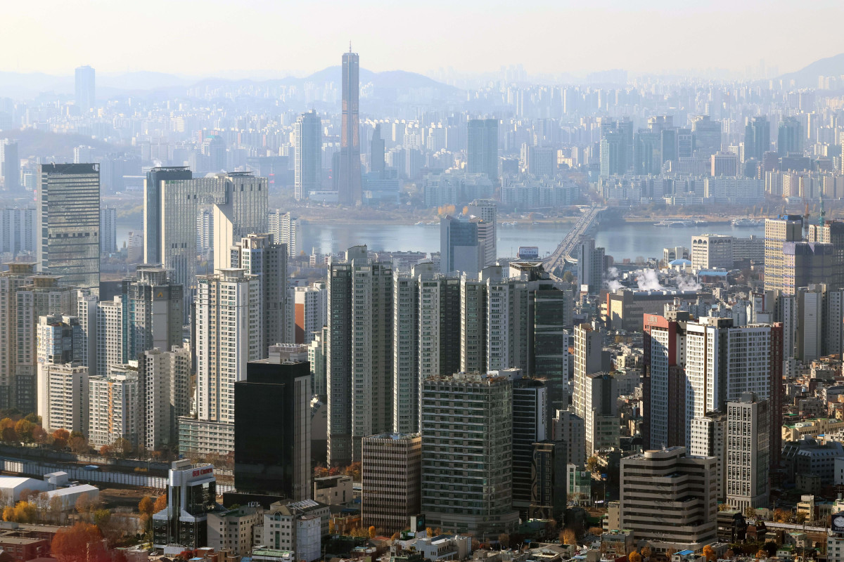 ▲10·15 주택시장 안정화 대책이 나온 10월 규제 전 '막차 수요'가 몰리며 지난달 서울 아파트 거래량이 작년 같은 달의 2배를 크게 웃도는 수준으로 급증한 것으로 나타났다. 국토교통부가 28일 발표한 ‘10월 주택통계’에 따르면 전국 아파트 거래량은 5만6363건으로 전월 대비 13.5%, 작년 동월 대비 31.3% 증가했다. 서울(1만1041건)이 전월보다 62.5%, 작년 동월 대비로는 176.0% 늘어 높은 증가율을 기록했다. 수도권 전체 아파트 거래량은 3만1220건으로 전월 대비 35.5%, 작년 대비 79.4% 늘었다. 서울 전역과 경기도 12개 지역을 규제지역(조정대상지역·투기과열지구)과 토지거래허가구역으로 묶은 10·15 부동산 대책 발표 전후 막판 갭투자(전세 낀 주택 구입) 수요 등이 몰린 결과로 풀이된다. 사진은 이날 서울 남산에서 바라본 아파트 단지. 신태현 기자 holjjak@