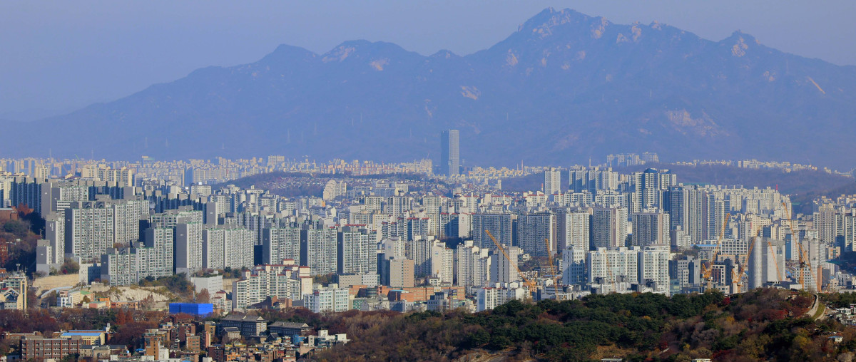 ▲10·15 주택시장 안정화 대책이 나온 10월 규제 전 '막차 수요'가 몰리며 지난달 서울 아파트 거래량이 작년 같은 달의 2배를 크게 웃도는 수준으로 급증한 것으로 나타났다. 국토교통부가 28일 발표한 ‘10월 주택통계’에 따르면 전국 아파트 거래량은 5만6363건으로 전월 대비 13.5%, 작년 동월 대비 31.3% 증가했다. 서울(1만1041건)이 전월보다 62.5%, 작년 동월 대비로는 176.0% 늘어 높은 증가율을 기록했다. 수도권 전체 아파트 거래량은 3만1220건으로 전월 대비 35.5%, 작년 대비 79.4% 늘었다. 서울 전역과 경기도 12개 지역을 규제지역(조정대상지역·투기과열지구)과 토지거래허가구역으로 묶은 10·15 부동산 대책 발표 전후 막판 갭투자(전세 낀 주택 구입) 수요 등이 몰린 결과로 풀이된다. 사진은 이날 서울 남산에서 바라본 아파트 단지. 신태현 기자 holjjak@