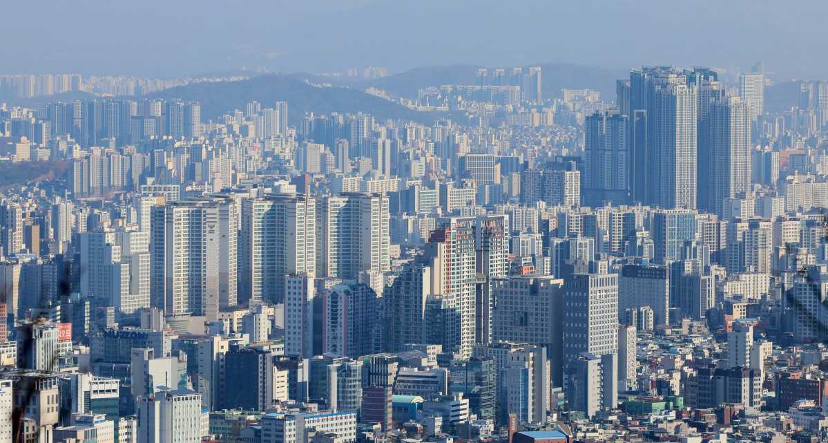 ▲10·15 주택시장 안정화 대책이 나온 10월 규제 전 '막차 수요'가 몰리며 지난달 서울 아파트 거래량이 작년 같은 달의 2배를 크게 웃도는 수준으로 급증한 것으로 나타났다. 국토교통부가 28일 발표한 ‘10월 주택통계’에 따르면 전국 아파트 거래량은 5만6363건으로 전월 대비 13.5%, 작년 동월 대비 31.3% 증가했다. 서울(1만1041건)이 전월보다 62.5%, 작년 동월 대비로는 176.0% 늘어 높은 증가율을 기록했다. 수도권 전체 아파트 거래량은 3만1220건으로 전월 대비 35.5%, 작년 대비 79.4% 늘었다. 서울 전역과 경기도 12개 지역을 규제지역(조정대상지역·투기과열지구)과 토지거래허가구역으로 묶은 10·15 부동산 대책 발표 전후 막판 갭투자(전세 낀 주택 구입) 수요 등이 몰린 결과로 풀이된다. 사진은 이날 서울 남산에서 바라본 아파트 단지. 신태현 기자 holjjak@