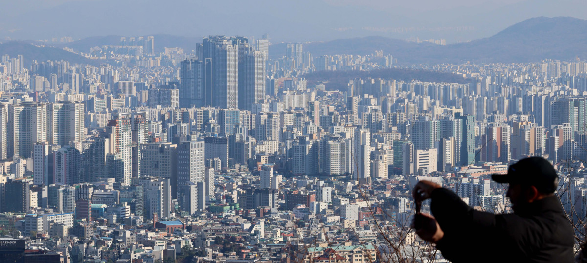 ▲10·15 주택시장 안정화 대책이 나온 10월 규제 전 '막차 수요'가 몰리며 지난달 서울 아파트 거래량이 작년 같은 달의 2배를 크게 웃도는 수준으로 급증한 것으로 나타났다. 국토교통부가 28일 발표한 ‘10월 주택통계’에 따르면 전국 아파트 거래량은 5만6363건으로 전월 대비 13.5%, 작년 동월 대비 31.3% 증가했다. 서울(1만1041건)이 전월보다 62.5%, 작년 동월 대비로는 176.0% 늘어 높은 증가율을 기록했다. 수도권 전체 아파트 거래량은 3만1220건으로 전월 대비 35.5%, 작년 대비 79.4% 늘었다. 서울 전역과 경기도 12개 지역을 규제지역(조정대상지역·투기과열지구)과 토지거래허가구역으로 묶은 10·15 부동산 대책 발표 전후 막판 갭투자(전세 낀 주택 구입) 수요 등이 몰린 결과로 풀이된다. 사진은 이날 서울 남산에서 바라본 아파트 단지. 신태현 기자 holjjak@