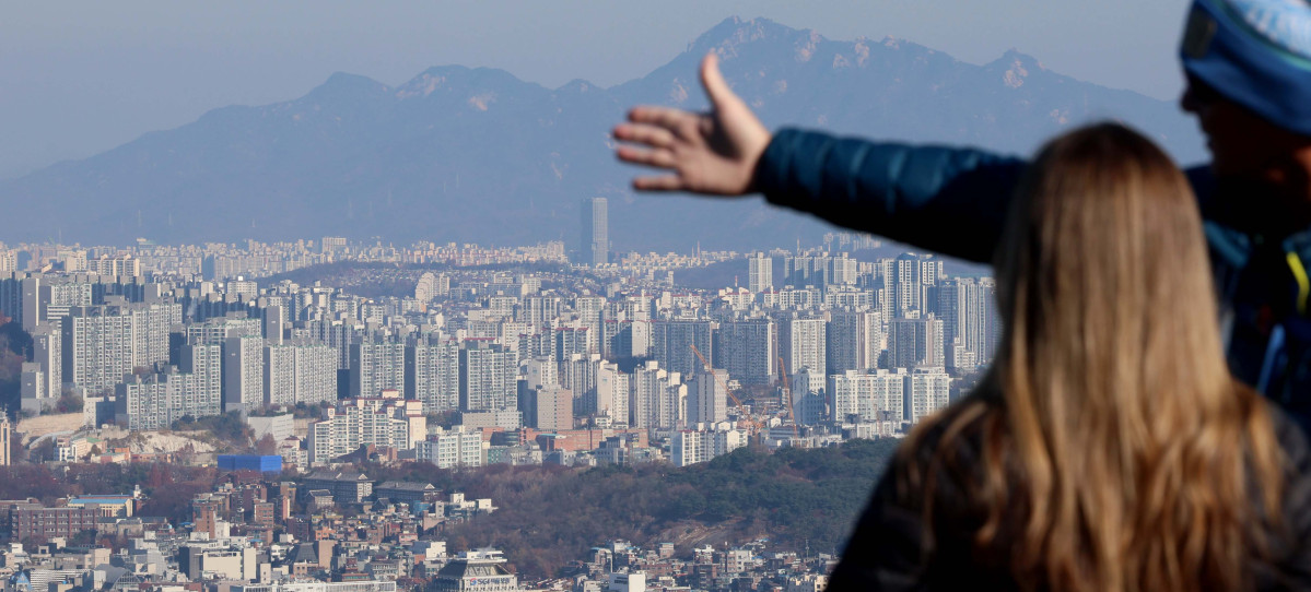 ▲10·15 주택시장 안정화 대책이 나온 10월 규제 전 '막차 수요'가 몰리며 지난달 서울 아파트 거래량이 작년 같은 달의 2배를 크게 웃도는 수준으로 급증한 것으로 나타났다. 국토교통부가 28일 발표한 ‘10월 주택통계’에 따르면 전국 아파트 거래량은 5만6363건으로 전월 대비 13.5%, 작년 동월 대비 31.3% 증가했다. 서울(1만1041건)이 전월보다 62.5%, 작년 동월 대비로는 176.0% 늘어 높은 증가율을 기록했다. 수도권 전체 아파트 거래량은 3만1220건으로 전월 대비 35.5%, 작년 대비 79.4% 늘었다. 서울 전역과 경기도 12개 지역을 규제지역(조정대상지역·투기과열지구)과 토지거래허가구역으로 묶은 10·15 부동산 대책 발표 전후 막판 갭투자(전세 낀 주택 구입) 수요 등이 몰린 결과로 풀이된다. 사진은 이날 서울 남산에서 바라본 아파트 단지. 신태현 기자 holjjak@