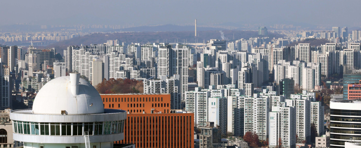 ▲10·15 주택시장 안정화 대책이 나온 10월 규제 전 '막차 수요'가 몰리며 지난달 서울 아파트 거래량이 작년 같은 달의 2배를 크게 웃도는 수준으로 급증한 것으로 나타났다. 국토교통부가 28일 발표한 ‘10월 주택통계’에 따르면 전국 아파트 거래량은 5만6363건으로 전월 대비 13.5%, 작년 동월 대비 31.3% 증가했다. 서울(1만1041건)이 전월보다 62.5%, 작년 동월 대비로는 176.0% 늘어 높은 증가율을 기록했다. 수도권 전체 아파트 거래량은 3만1220건으로 전월 대비 35.5%, 작년 대비 79.4% 늘었다. 서울 전역과 경기도 12개 지역을 규제지역(조정대상지역·투기과열지구)과 토지거래허가구역으로 묶은 10·15 부동산 대책 발표 전후 막판 갭투자(전세 낀 주택 구입) 수요 등이 몰린 결과로 풀이된다. 사진은 이날 서울 남산에서 바라본 아파트 단지. 신태현 기자 holjjak@