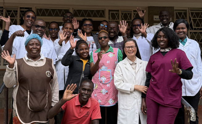 ▲37회 아산상 수상자 정춘실 성 데레사 진료소장(앞줄 오른쪽 두 번째)이 동료들과 함께 기념촬영을 하고 있다. (사진제공=아산사회복지재단)