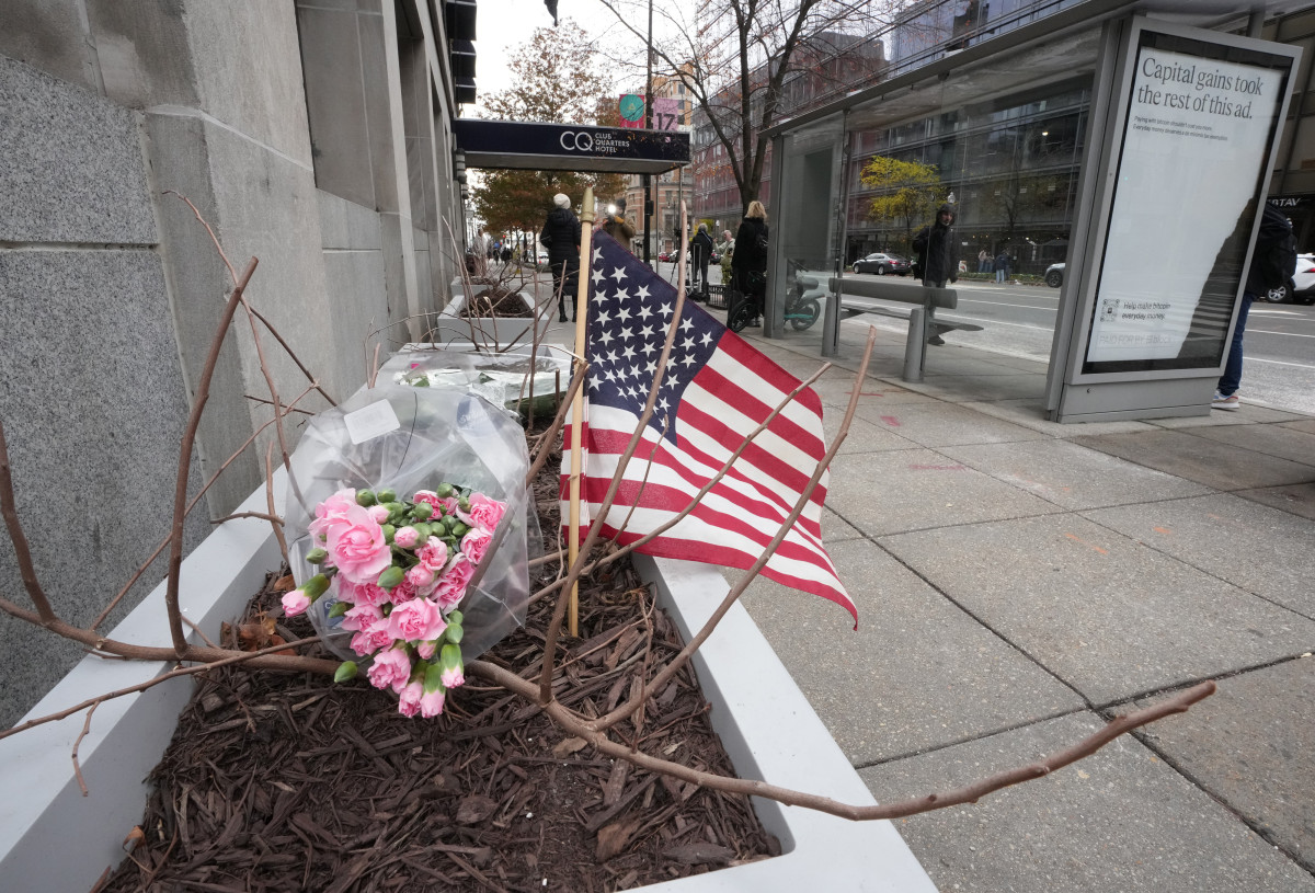 ▲27일(현지시간) 워싱턴 D.C. 백악관 인근에서 주방위군 대원 2명이 총격을 당한 현장에 꽃과 성조기가 놓여 있다. (워싱턴 D.C./UPI연합뉴스)