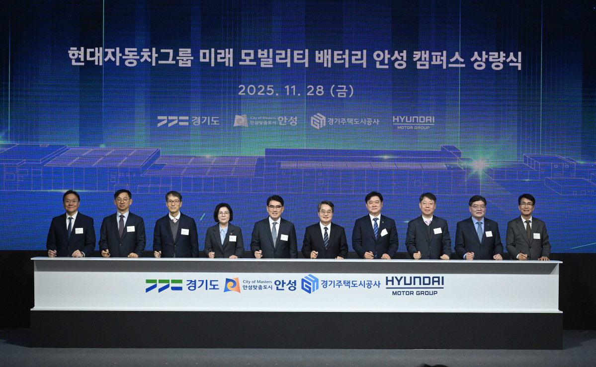 ▲현대자동차·기아는 28일 경기도 안성시 제5일반산업단지 내에서 ‘미래 모빌리티 배터리 안성 캠퍼스 상량식’ 행사를 열고, 본격적인 배터리 연구개발 인프라 구축에 나선다고 밝혔다. 미래 모빌리티 배터리 안성 캠퍼스 상량식 행사에서 참석자들이 철골 보에 서명하는 모습. (왼쪽부터) 현대차·기아 전동화에너지솔루션담당 김창환 부사장, 한국산업기술기획평가원 전윤종 원장, 한국모빌리티산업협회 강남훈 회장, 김보라 안성시장, 현대차·기아 R&D본부장 양희원 사장, 김동연 경기도지사, 윤종군 안성시 국회의원, 산업통상부 최우혁 첨단산업정책관, 경기주택도시공사 김용진 사장, 현대차·기아 전략기획실장 김동욱 부사장 (사진=현대차·기아)