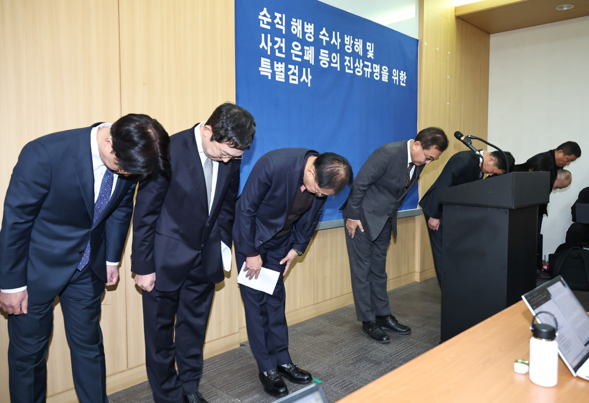 ▲ 채 상병 순직 사건 외압·은폐 의혹을 수사해온 이명현 순직해병 특별검사가 28일 서울 서초구 특검 사무실에서 열린 정례 브리핑에서 최종 수사 결과 발표를 마친 뒤 특검보들과 함께 인사하고 있다. (연합뉴스)