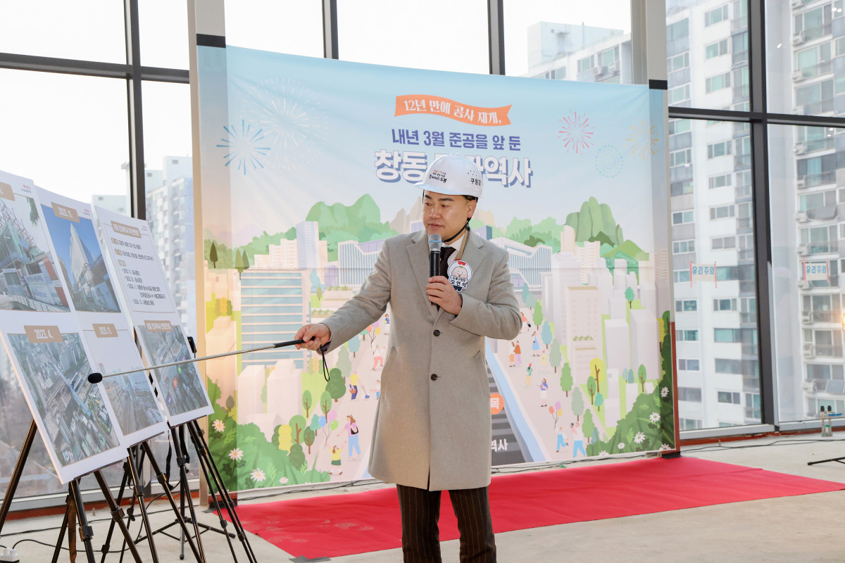 ▲ 창동민자역사 안에서 창동권역 일대 개발 청사진에 대해 설명하고 있는 오언석 도봉구청장. (사진 제공 = 도봉구청)