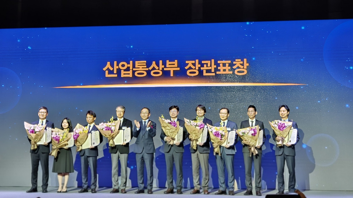 ▲전태연 알테오젠 부사장(오른쪽에서 세 번째)이 28일 서울 중구 웨스틴 조선호텔에서 열린 ‘2025 바이오산업의 날’ 행사에서 산업통상부 장관표창 수상 후 기념촬영을 하고 있다. (사진제공=알테오젠)