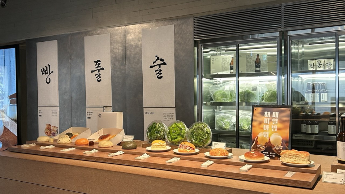 ▲박봉담 양조장에서 빚은 술과 스마트팜에서 재배한 채소를 활용한 메뉴를 선보이는 박봉담 키친. (사진=연희진 기자)