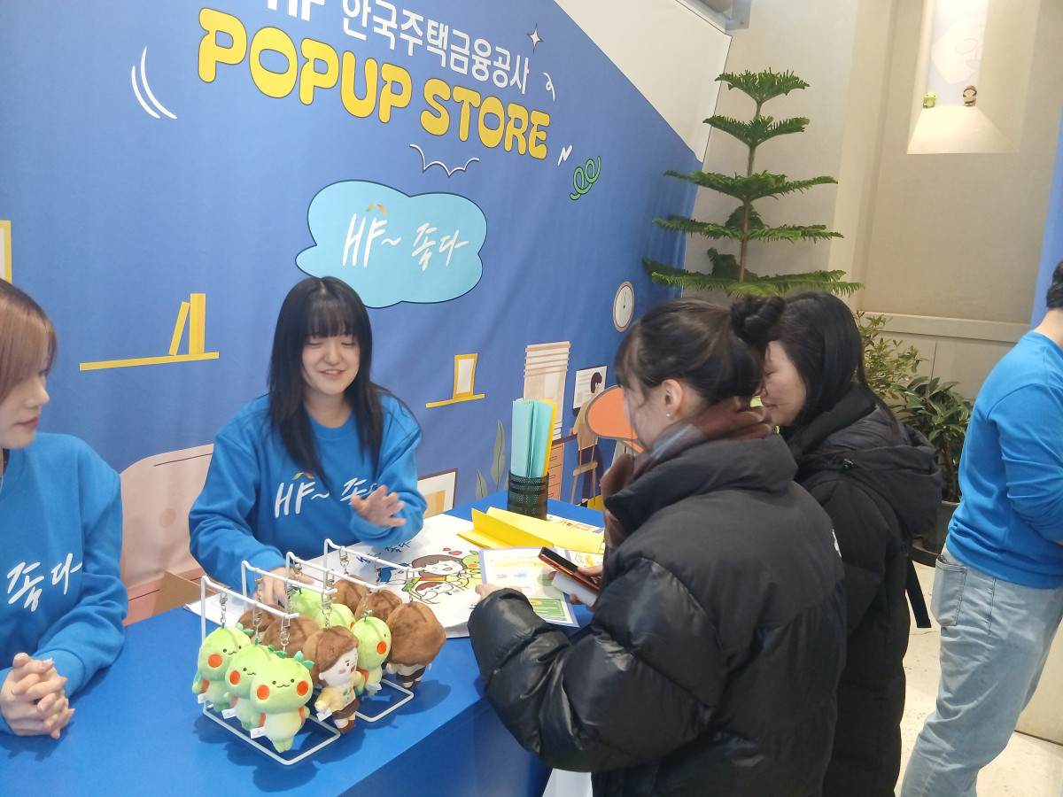 ▲20대 방문객들이 28일 서울 성수동에서 열린 한국주택금융공사 팝업스토어에서 공사 관련 OX퀴즈를 풀고 있다. (박민석 기자 mins@)