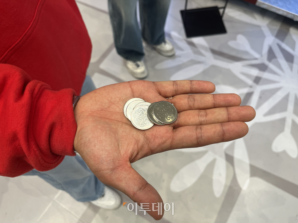 ▲ '마비노기 모바일' 로고가 그려진 포토부스용 코인이다. (박진희 수습기자 jinhee12@)