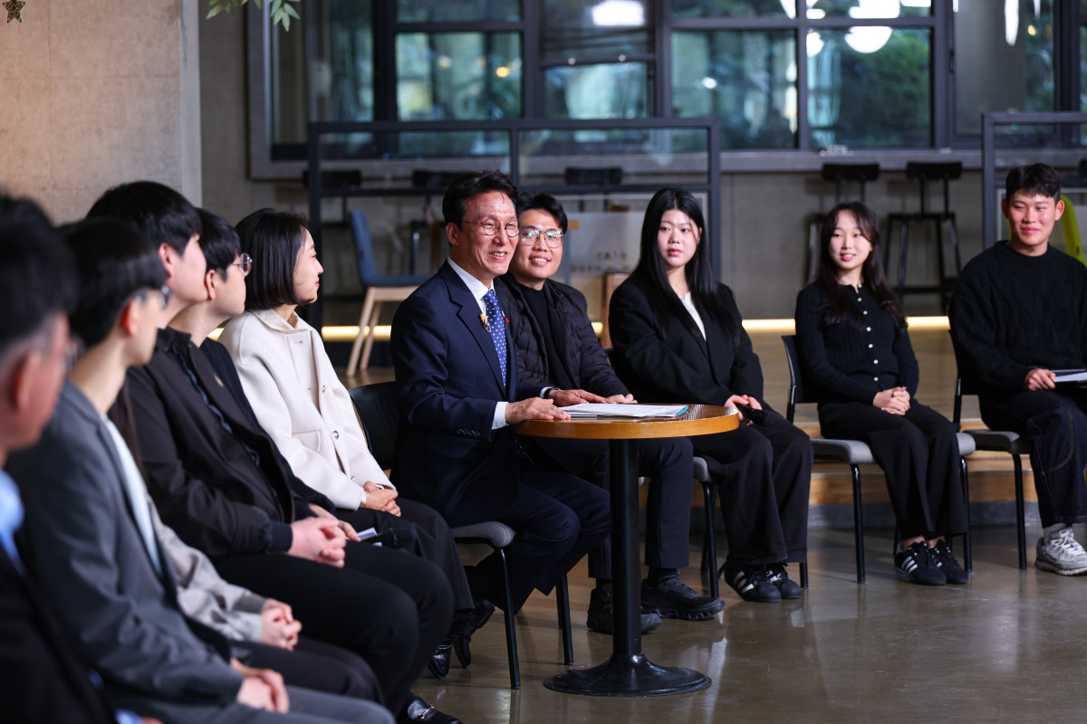 ▲김민석 국무총리가 28일 대전 충남대학교에서 열린 제4차 미래대화 1·2·3#청년금융 (제5차 K-토론나라)에서 고졸 청년 대출금리 및 청년미래적금 등과 관련한 청년들의 제안을 경청하고 있다. (연합뉴스)