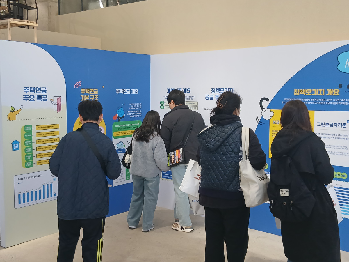 ▲방문객들이 28일 서울 성수동에서 열린 한국주택금융공사 팝업스토어에서 보금자리론 등 주요 정책금융 상품 정보를 살펴보고 있다. (박민석 기자 mins@)