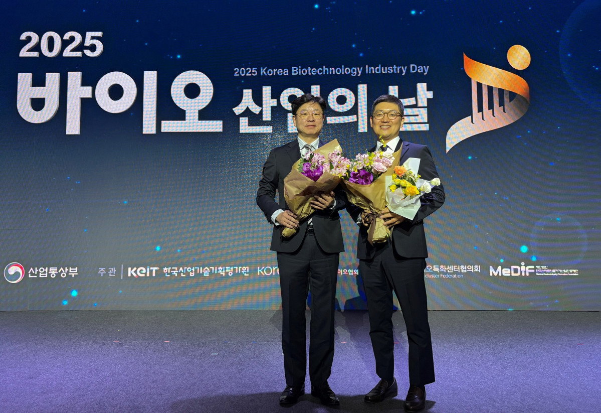 ▲배정진 SK바이오사이언스 L하우스 운영지원실장(왼쪽)과 김창호 SK바이오사이언스 피플팀장이 산업통상자원부 장관 표창 수상 후 기념촬영을 하고 있다 (사진제공=SK바이오사이언스)