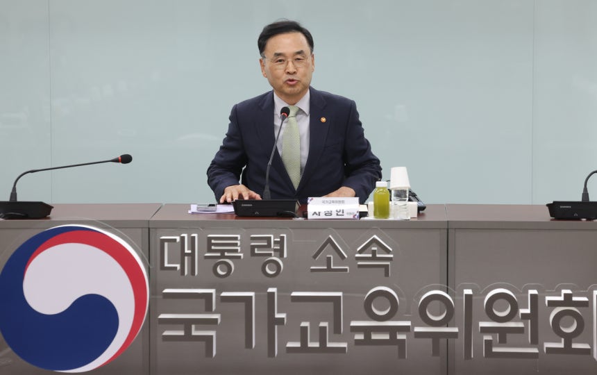 ▲차정인 국가교육위원장이 28일 정부서울청사에서 열린 고교교육 특별위원회 위촉식에서 인사말을 하고 있다. 이날 특위 위원장으로 위촉된 류방란 전 한국교육개발원장과 위원들은 고교학점제 등 고교교육 현안과 관련 논의를 해나갈 예정이다. (뉴시스)