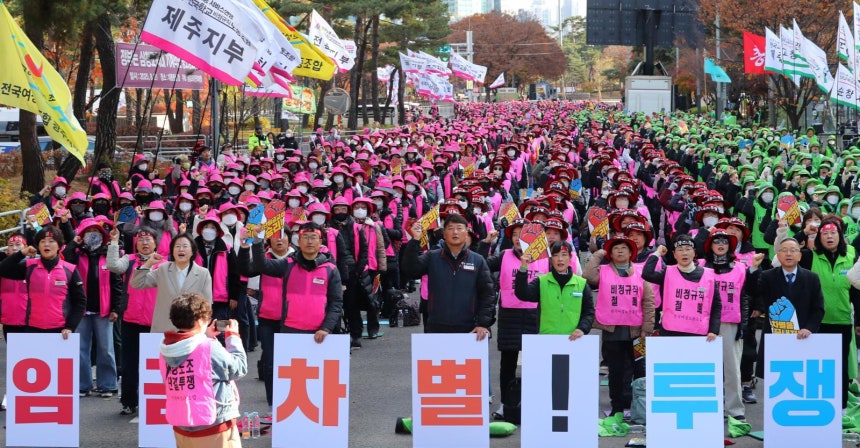 ▲21일 서울 영등포구 국회 앞에서 열린 학교비정규직연대회의 처우개선 및 예산 확대 관련 법령 정비 집회에서 참가자들이 구호를 외치고 있다.  (뉴시스)