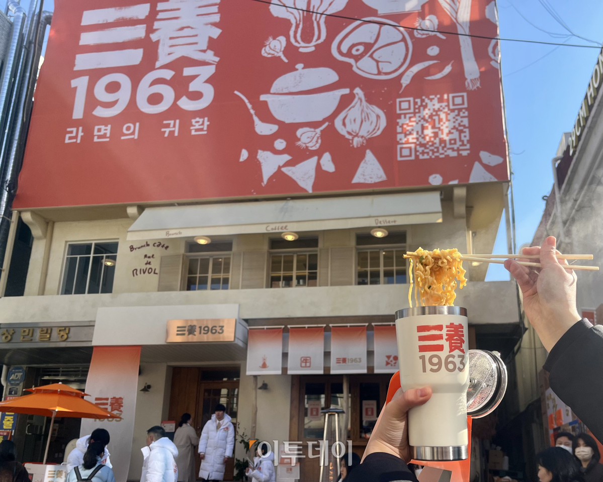 ▲18일 오전 서울 성동구 성수 '삼양1963 팝업스토어'에서 방문객이 면을 들어올리며 포즈를 취하고 있다.  (임하은 수습기자 hey@)