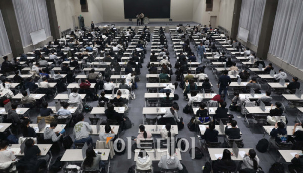 ▲ 2026학년도 대입 수시모집 논술시험이 열린 16일 서울 종로구 성균관대 600주년기념관에서 수험생들이 시험준비를 하고 있다. 고이란 기자 photoeran@ (이투데이 DB)