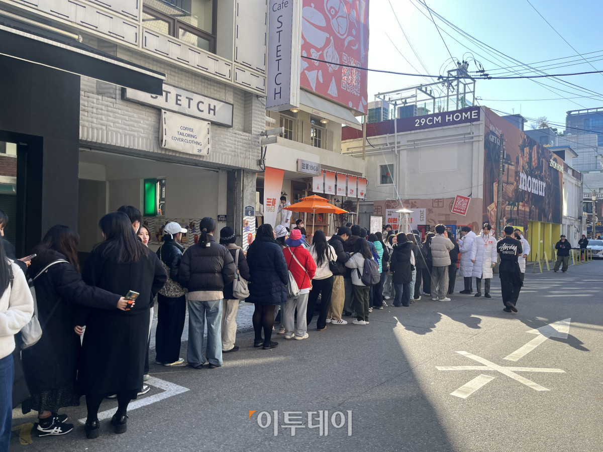 ▲28일 오전 서울 성동구 성수동 '삼양1963' 팝업 스토어 방문객들이 길게 대기줄을 서 있다.   (임하은 수습기자 hey@)