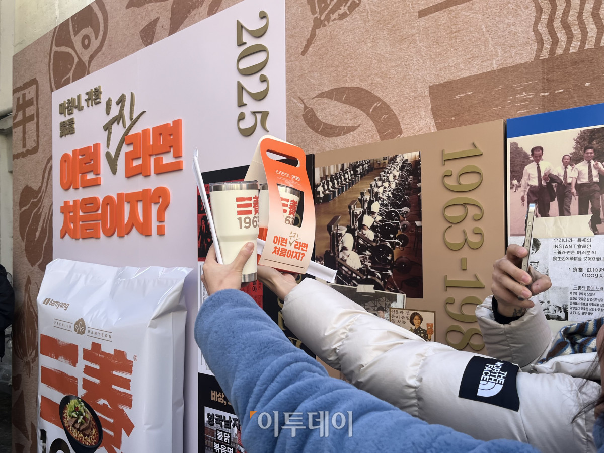 ▲28일 오전 서울 성동구 성수동 '삼양1963' 팝업 스토어에서 방문객들이 SNS 인증 이벤트에 참여하기 위해 사진을 찍고 있다. (임하은 수습기자 hey@)