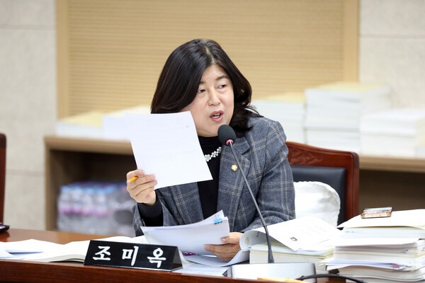 ▲2025년 행정사무감사에서 수원특례시의회 도시미래위원회 조미옥 의원은 도시개발국을 대상으로 고색지구·당수지구 개발사업의 문제점을 집중 질타했다.  (수원특례시의회)