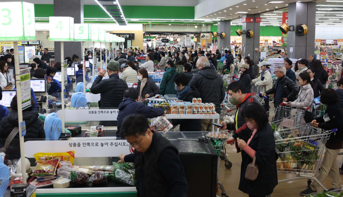 ▲내수 지표인 소매판매가 회복세를 보였다. 28일 국가데이터처의 '2025년 10월 산업활동동향'에 따르면 지난달 재화 판매를 보여주는 소매판매액 지수는 전달보다 3.5% 증가해 석 달 만에 반등했다. 이는 2023년 2월(6.1%) 이후 가장 큰 상승폭이다. 품목별로는 음식료품, 화장품, 의약품 등 비내구재(7.0%)와 의복, 신발·가방 등 준내구재(5.1%) 판매가 크게 늘었다. 반면 승용차, 통신기기·컴퓨터, 가전제품, 가구 등 내구재 판매는 전달보다 4.9% 줄었다. 긴 추석 연휴로 식자재 수요 등이 늘었고, 여기에 정부의 2차 소비쿠폰 지급과 각종 소비진작 할인행사의 효과가 더해져 비내구재 중심으로 소비가 늘었다는 분석이다. 반면 지난달 산업생산은 반도체 생산 증가에 따른 기저효과와 긴 연휴로 인한 조업일수 감소로 큰 폭으로 감소했다. 이날 서울의 한 대형마트에서 시민들이 장을 보고 있다. 신태현 기자 holjjak@