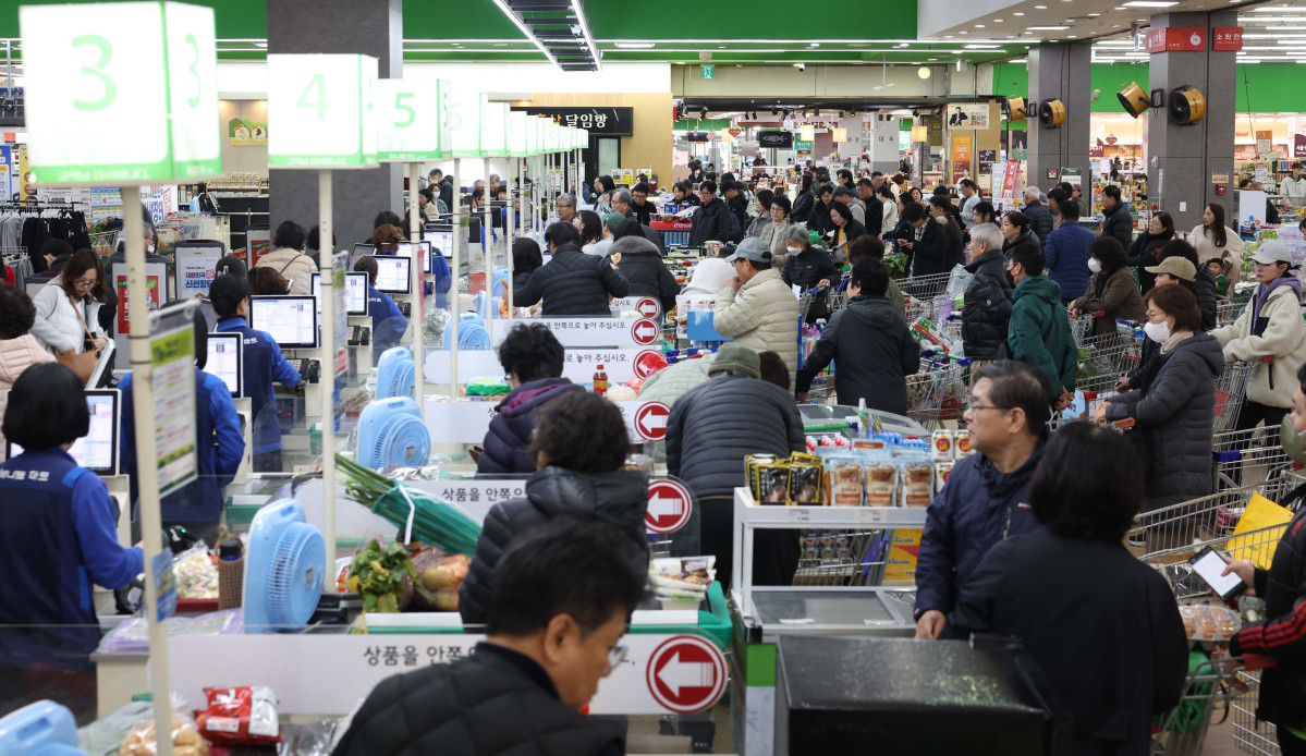 ▲내수 지표인 소매판매가 회복세를 보였다. 28일 국가데이터처의 '2025년 10월 산업활동동향'에 따르면 지난달 재화 판매를 보여주는 소매판매액 지수는 전달보다 3.5% 증가해 석 달 만에 반등했다. 이는 2023년 2월(6.1%) 이후 가장 큰 상승폭이다. 품목별로는 음식료품, 화장품, 의약품 등 비내구재(7.0%)와 의복, 신발·가방 등 준내구재(5.1%) 판매가 크게 늘었다. 반면 승용차, 통신기기·컴퓨터, 가전제품, 가구 등 내구재 판매는 전달보다 4.9% 줄었다. 긴 추석 연휴로 식자재 수요 등이 늘었고, 여기에 정부의 2차 소비쿠폰 지급과 각종 소비진작 할인행사의 효과가 더해져 비내구재 중심으로 소비가 늘었다는 분석이다. 반면 지난달 산업생산은 반도체 생산 증가에 따른 기저효과와 긴 연휴로 인한 조업일수 감소로 큰 폭으로 감소했다. 이날 서울의 한 대형마트에서 시민들이 장을 보고 있다. 신태현 기자 holjjak@
