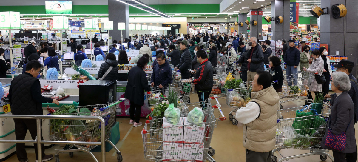 ▲내수 지표인 소매판매가 회복세를 보였다. 28일 국가데이터처의 '2025년 10월 산업활동동향'에 따르면 지난달 재화 판매를 보여주는 소매판매액 지수는 전달보다 3.5% 증가해 석 달 만에 반등했다. 이는 2023년 2월(6.1%) 이후 가장 큰 상승폭이다. 품목별로는 음식료품, 화장품, 의약품 등 비내구재(7.0%)와 의복, 신발·가방 등 준내구재(5.1%) 판매가 크게 늘었다. 반면 승용차, 통신기기·컴퓨터, 가전제품, 가구 등 내구재 판매는 전달보다 4.9% 줄었다. 긴 추석 연휴로 식자재 수요 등이 늘었고, 여기에 정부의 2차 소비쿠폰 지급과 각종 소비진작 할인행사의 효과가 더해져 비내구재 중심으로 소비가 늘었다는 분석이다. 반면 지난달 산업생산은 반도체 생산 증가에 따른 기저효과와 긴 연휴로 인한 조업일수 감소로 큰 폭으로 감소했다. 이날 서울의 한 대형마트에서 시민들이 장을 보고 있다. 신태현 기자 holjjak@
