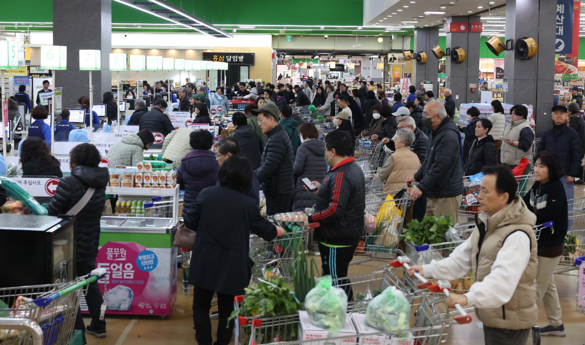▲내수 지표인 소매판매가 회복세를 보였다. 28일 국가데이터처의 '2025년 10월 산업활동동향'에 따르면 지난달 재화 판매를 보여주는 소매판매액 지수는 전달보다 3.5% 증가해 석 달 만에 반등했다. 이는 2023년 2월(6.1%) 이후 가장 큰 상승폭이다. 품목별로는 음식료품, 화장품, 의약품 등 비내구재(7.0%)와 의복, 신발·가방 등 준내구재(5.1%) 판매가 크게 늘었다. 반면 승용차, 통신기기·컴퓨터, 가전제품, 가구 등 내구재 판매는 전달보다 4.9% 줄었다. 긴 추석 연휴로 식자재 수요 등이 늘었고, 여기에 정부의 2차 소비쿠폰 지급과 각종 소비진작 할인행사의 효과가 더해져 비내구재 중심으로 소비가 늘었다는 분석이다. 반면 지난달 산업생산은 반도체 생산 증가에 따른 기저효과와 긴 연휴로 인한 조업일수 감소로 큰 폭으로 감소했다. 이날 서울의 한 대형마트에서 시민들이 장을 보고 있다. 신태현 기자 holjjak@