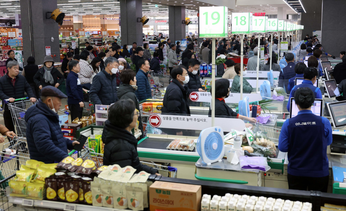 ▲내수 지표인 소매판매가 회복세를 보였다. 28일 국가데이터처의 '2025년 10월 산업활동동향'에 따르면 지난달 재화 판매를 보여주는 소매판매액 지수는 전달보다 3.5% 증가해 석 달 만에 반등했다. 이는 2023년 2월(6.1%) 이후 가장 큰 상승폭이다. 품목별로는 음식료품, 화장품, 의약품 등 비내구재(7.0%)와 의복, 신발·가방 등 준내구재(5.1%) 판매가 크게 늘었다. 반면 승용차, 통신기기·컴퓨터, 가전제품, 가구 등 내구재 판매는 전달보다 4.9% 줄었다. 긴 추석 연휴로 식자재 수요 등이 늘었고, 여기에 정부의 2차 소비쿠폰 지급과 각종 소비진작 할인행사의 효과가 더해져 비내구재 중심으로 소비가 늘었다는 분석이다. 반면 지난달 산업생산은 반도체 생산 증가에 따른 기저효과와 긴 연휴로 인한 조업일수 감소로 큰 폭으로 감소했다. 이날 서울의 한 대형마트에서 시민들이 장을 보고 있다. 신태현 기자 holjjak@