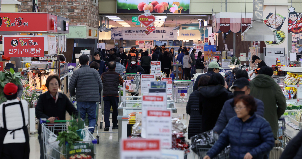 ▲내수 지표인 소매판매가 회복세를 보였다. 28일 국가데이터처의 '2025년 10월 산업활동동향'에 따르면 지난달 재화 판매를 보여주는 소매판매액 지수는 전달보다 3.5% 증가해 석 달 만에 반등했다. 이는 2023년 2월(6.1%) 이후 가장 큰 상승폭이다. 품목별로는 음식료품, 화장품, 의약품 등 비내구재(7.0%)와 의복, 신발·가방 등 준내구재(5.1%) 판매가 크게 늘었다. 반면 승용차, 통신기기·컴퓨터, 가전제품, 가구 등 내구재 판매는 전달보다 4.9% 줄었다. 긴 추석 연휴로 식자재 수요 등이 늘었고, 여기에 정부의 2차 소비쿠폰 지급과 각종 소비진작 할인행사의 효과가 더해져 비내구재 중심으로 소비가 늘었다는 분석이다. 반면 지난달 산업생산은 반도체 생산 증가에 따른 기저효과와 긴 연휴로 인한 조업일수 감소로 큰 폭으로 감소했다. 이날 서울의 한 대형마트에서 시민들이 장을 보고 있다. 신태현 기자 holjjak@