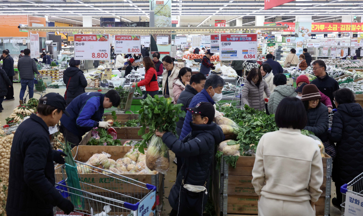 ▲내수 지표인 소매판매가 회복세를 보였다. 28일 국가데이터처의 '2025년 10월 산업활동동향'에 따르면 지난달 재화 판매를 보여주는 소매판매액 지수는 전달보다 3.5% 증가해 석 달 만에 반등했다. 이는 2023년 2월(6.1%) 이후 가장 큰 상승폭이다. 품목별로는 음식료품, 화장품, 의약품 등 비내구재(7.0%)와 의복, 신발·가방 등 준내구재(5.1%) 판매가 크게 늘었다. 반면 승용차, 통신기기·컴퓨터, 가전제품, 가구 등 내구재 판매는 전달보다 4.9% 줄었다. 긴 추석 연휴로 식자재 수요 등이 늘었고, 여기에 정부의 2차 소비쿠폰 지급과 각종 소비진작 할인행사의 효과가 더해져 비내구재 중심으로 소비가 늘었다는 분석이다. 반면 지난달 산업생산은 반도체 생산 증가에 따른 기저효과와 긴 연휴로 인한 조업일수 감소로 큰 폭으로 감소했다. 이날 서울의 한 대형마트에서 시민들이 장을 보고 있다. 신태현 기자 holjjak@