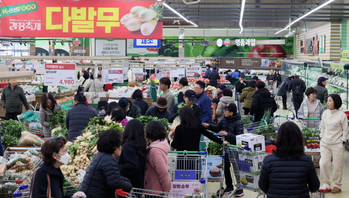 ▲내수 지표인 소매판매가 회복세를 보였다. 28일 국가데이터처의 '2025년 10월 산업활동동향'에 따르면 지난달 재화 판매를 보여주는 소매판매액 지수는 전달보다 3.5% 증가해 석 달 만에 반등했다. 이는 2023년 2월(6.1%) 이후 가장 큰 상승폭이다. 품목별로는 음식료품, 화장품, 의약품 등 비내구재(7.0%)와 의복, 신발·가방 등 준내구재(5.1%) 판매가 크게 늘었다. 반면 승용차, 통신기기·컴퓨터, 가전제품, 가구 등 내구재 판매는 전달보다 4.9% 줄었다. 긴 추석 연휴로 식자재 수요 등이 늘었고, 여기에 정부의 2차 소비쿠폰 지급과 각종 소비진작 할인행사의 효과가 더해져 비내구재 중심으로 소비가 늘었다는 분석이다. 반면 지난달 산업생산은 반도체 생산 증가에 따른 기저효과와 긴 연휴로 인한 조업일수 감소로 큰 폭으로 감소했다. 이날 서울의 한 대형마트에서 시민들이 장을 보고 있다. 신태현 기자 holjjak@