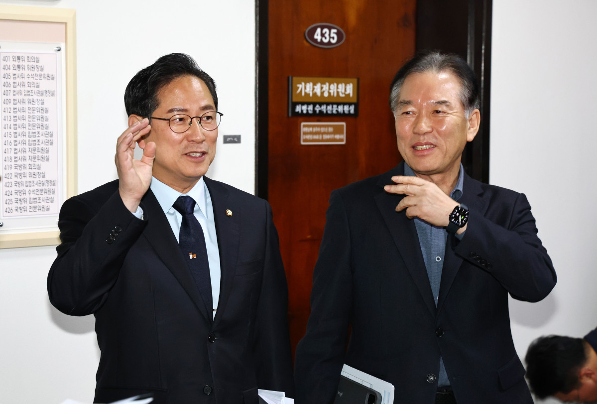 ▲정태호 국회 기획재정위원회 더불어민주당 간사와 박수영 국민의힘 간사가 28일 서울 여의도 국회에서 조세소위 회의를 마치고 세제개편안 합의 관련 기자회견을 하고 있다. (사진=뉴시스)