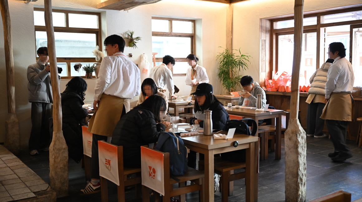 ▲28일 오전 서울 성동구 성수동 '삼양1963' 팝업 스토어의 실내 식당에서 방문객들이 라면을 시식하고 있다. (사진제공=삼양식품)