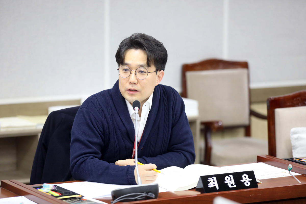 ▲수원특례시의회 최원용 의원이 경제정책국 행정사무감사에서 대규모점포 상생 구조 재검토 필요성을 지적하고 있다. (수원특례시의회)
