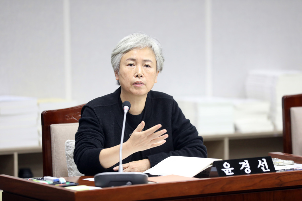 ▲수원특례시의회 윤경선 의원이 행정사무감사에서 수원페이 인센티브 구조의 형평성 문제를 집중 지적하고 있다. (수원특례시의회)