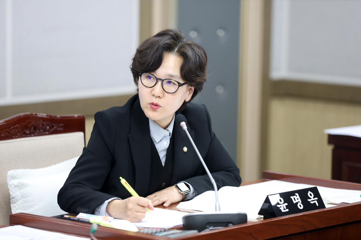 ▲수원특례시의회 윤명옥 의원이 행정사무감사에서 지역사랑상품권 인센티브 지급 방식의 불평등 구조를 강하게 지적하고 있다. (수원특례시의회)