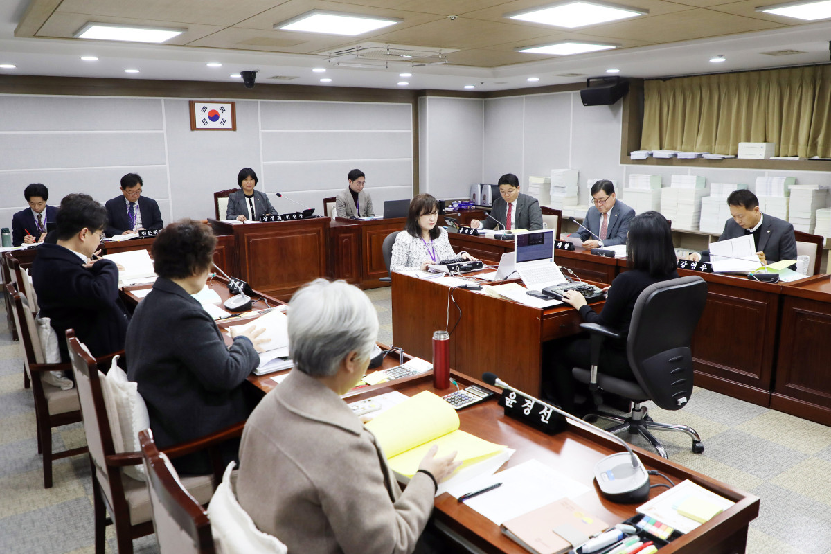 ▲수원특례시의회 기획경제위원회가 경제정책국 행정사무감사에서 대규모점포 상생 구조, 예산 집행, 지역화폐 인센티브 등 핵심 정책 현안을 점검하고 있다. (수원특례시의회)